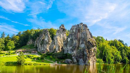 Externsteine vor blauem Himmel
