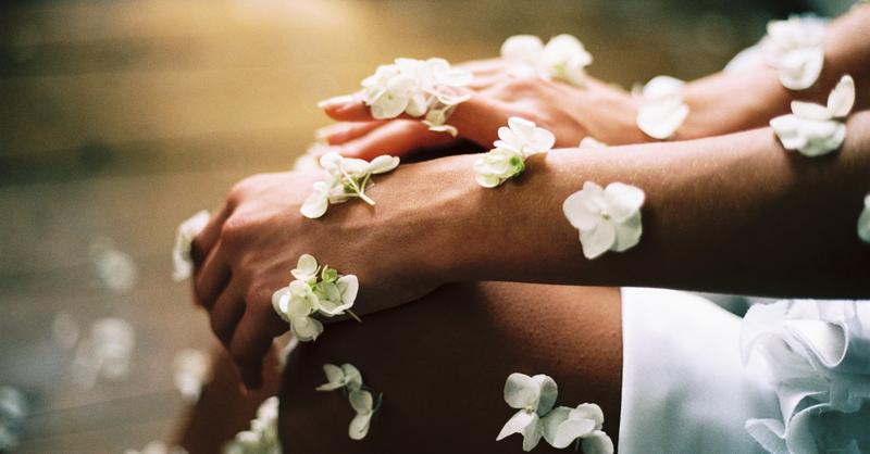 Entspannte Hände und weiße Blüten
