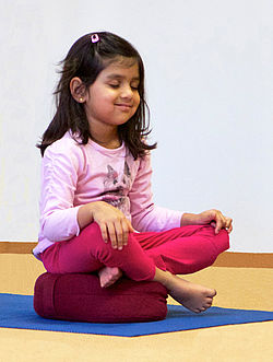 Kindergartenkind in Meditation