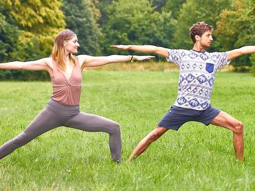 Yoga-Übungen für Anfänger Mittelstufe und Fortgeschrittene