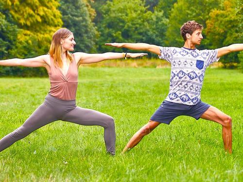 Yoga-Übungen für Beginner, Intermediate und Advanced Yoga-Übungen für Anfänger Mittelstufe und Fortgeschrittene
