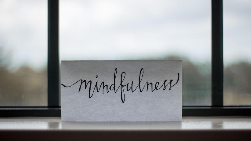Zettel mit mindfulness als Wort am Fenster