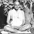 Swami Sivananda beim Meditieren