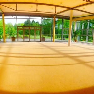 Seminarraum Ananda im Seminarhaus Shanti Yoga Vidya Bad Meinberg – heller Gruppenraum für Yoga und Meditation