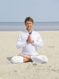 Yogatherapie für die Atemwege an der Nordsee