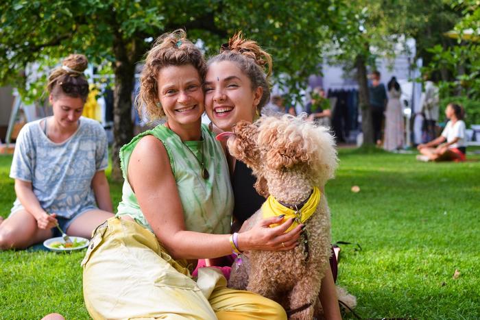 Zwei Frauen auf einer Wiese mit einem Hund