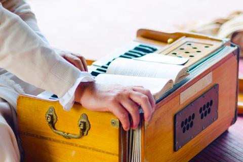 Lerne Harmonium und Kirtan im klassischen indischen Stil