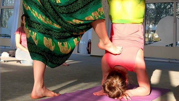 Hands-on als wichtiger Lehrinhalt der Yogastunde