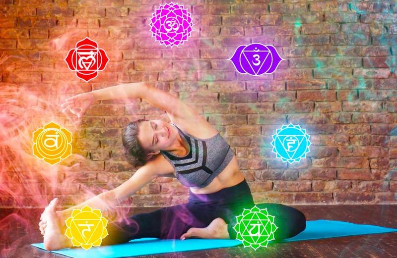 Yogapraxis mit Chakra-Symbolen als Bild für Kundalini Yoga und Energiearbeit