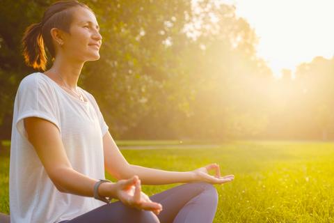 Yogatherapie und Ayurveda für Erdung und Vata-Balance