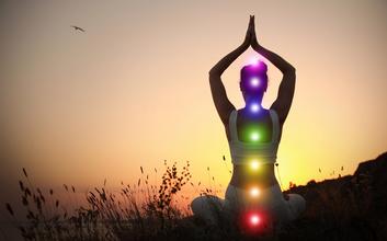 Kundalini Yoga mit strahlenden Chakras