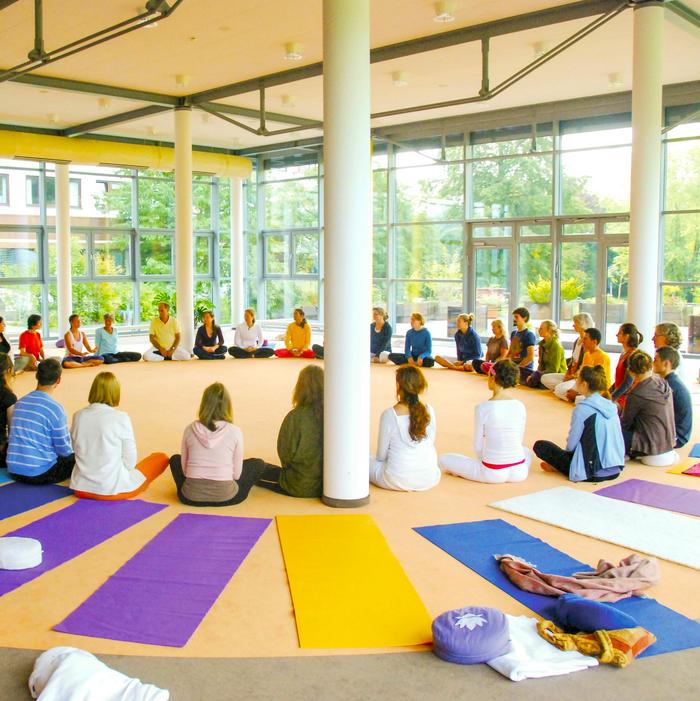 Seminarteilnehmende in hellem Seminarraum im Haus Shanti