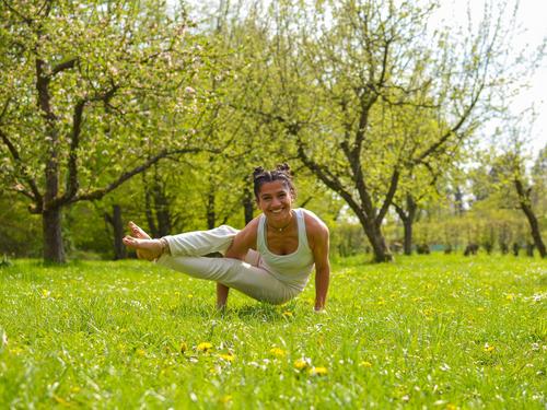 Frau in Yoga Übung Ashtavakrasana Pose