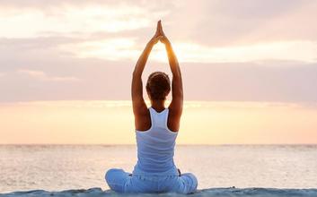 Frau in Yoga-Pose bei Sonnenaufgang – Hatha Yoga in Neustadt an der Weinstraße