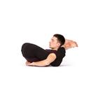 Mann in Yoga-Position Schlafstellung des Yogi