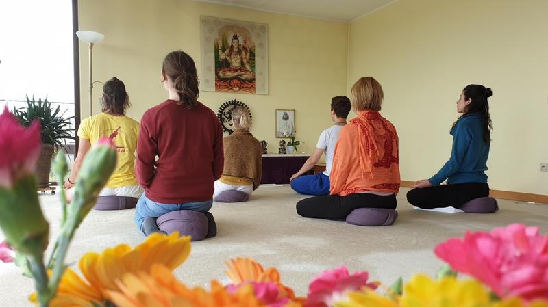 Gruppe von Meditierenden im großen Sadhana Raum im Shivalaya