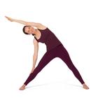 Frau steht in Yoga-Übung Dreieck