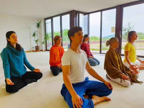 Meditation im großen Meditationsraums des Shivalaya Retreatcenters Shivalaya Yoga Vidya Bad Meinberg