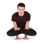 Mann erklärt die Yoga-Position Hahn 