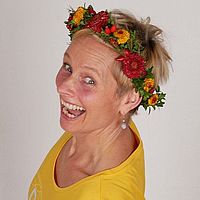 Yoga Ausbildungsleitung Berlin mit Blumenkranz auf dem Kopf
