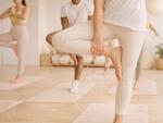 Yogagruppe im Yogakurs in Neustadt an der Weinstraße bei einer Gleichgewichtsübung