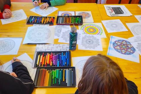 Mandalas gestalten und Yoga für Kinder