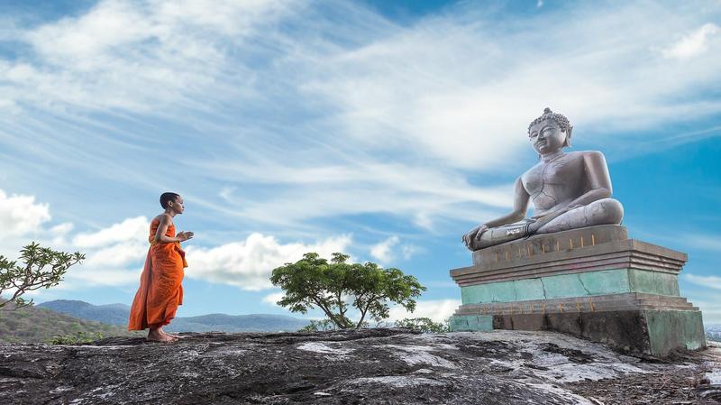 Junge vor Buddha-Statue