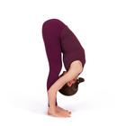 Frau übt Yoga-Vorwärtsbeuge im Stehen