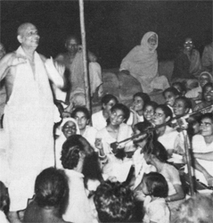 Manchmal begann Swamiji zu singen und zu tanzen.