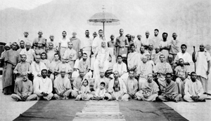 Swamiji mit einigen seiner engesten Schüler