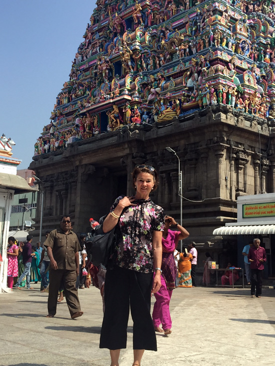 Heike vor einem Tempel in Tiruvanamalai.